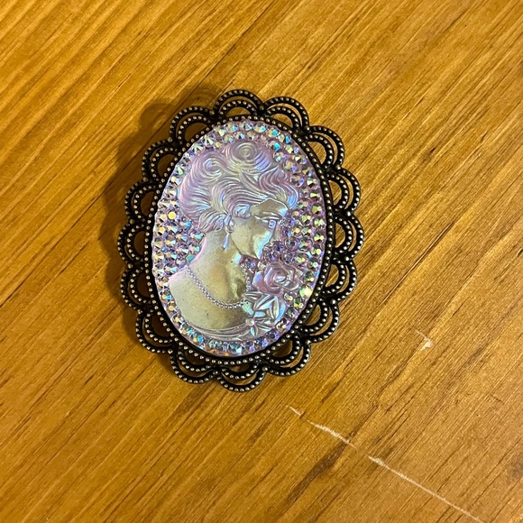 Iridescent Cameo brooch on a bronze background with double half ovals 1 3/4” - Picture 2 of 9